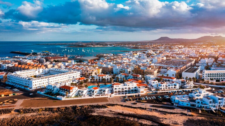 125 viviendas públicas y nuevas zonas de aparcamiento en Corralejo