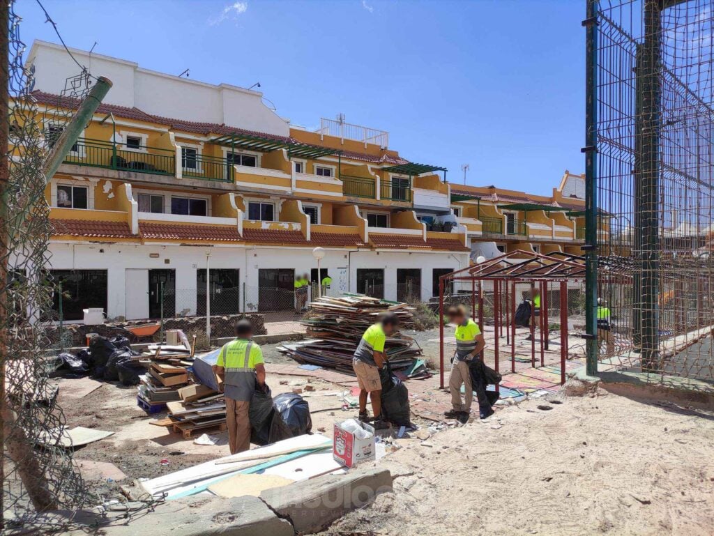 Antigua responde a las quejas vecinales y acondiciona un espacio degradado en la zona turística