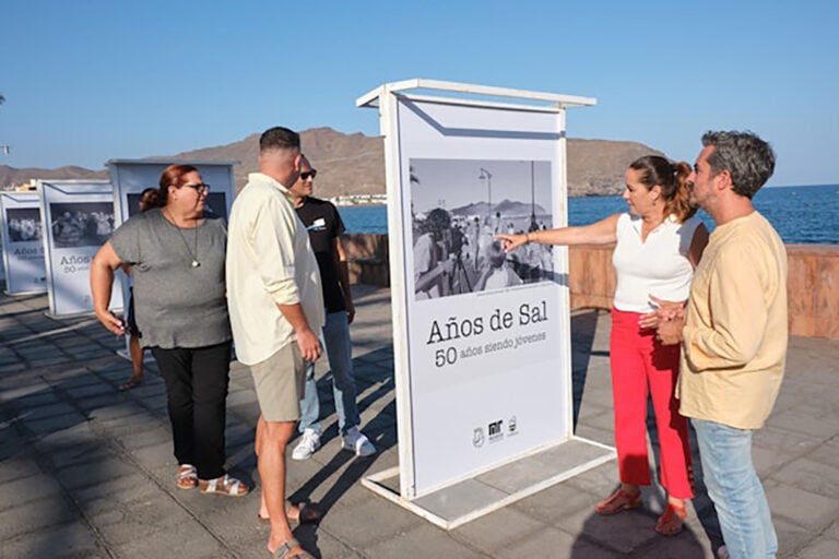 ‘Años de Sal’: Carlos de Saá inaugura una exposición que revive la Semana de la Juventud de Gran Tarajal en los 90