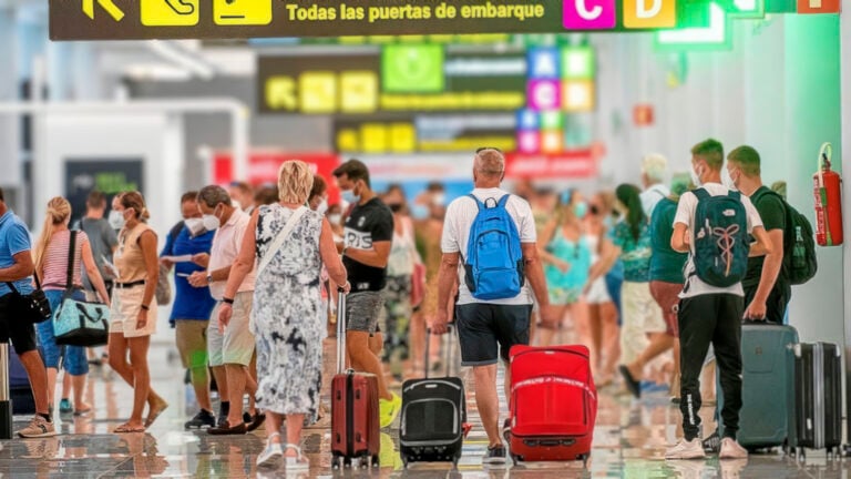 Canarias advierte del impacto del recorte de Ryanair y pide más peso en Aena