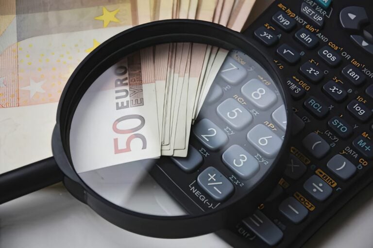 Partidos, sindicatos y patronales se sientan en el pupitre: llega su primer examen de transparencia