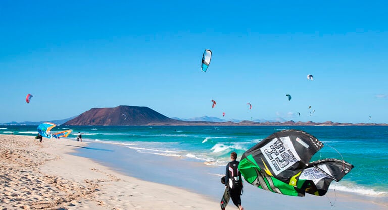 Sancionadas dos personas por realizar una actividad en barco sin permisos y poner en riesgo a los pasajeros en Corralejo