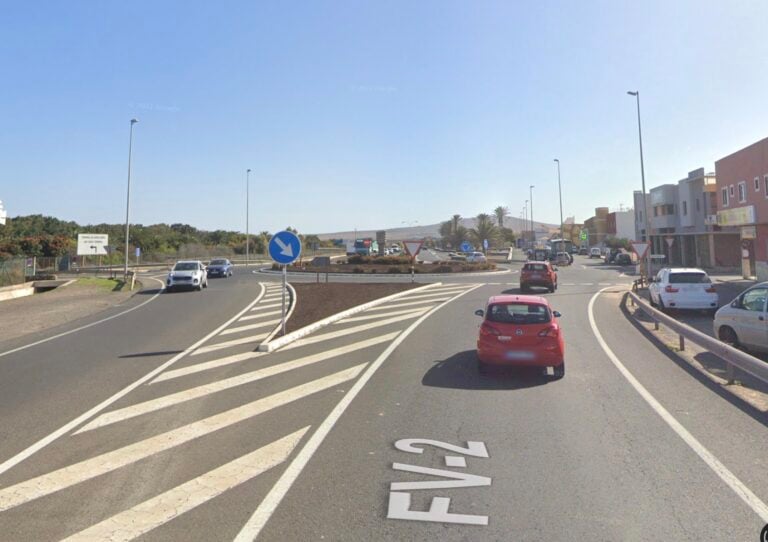 Una joven de 18 años resulta herida moderada tras ser atropellada en la rotonda del Matorral