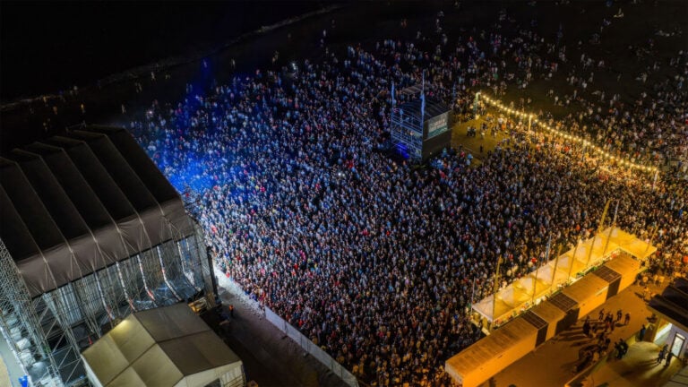 Más de 16.000 personas vibran en la primera noche del Festival Arena Negra