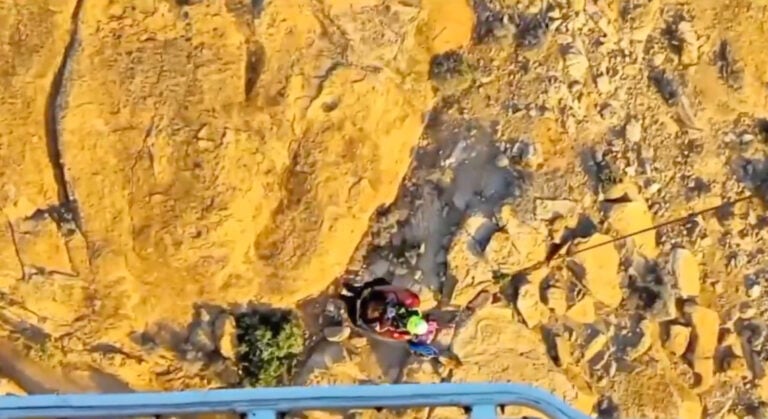 El helicóptero del GES rescata a una senderista herida en el Cañón de Las Peñistas