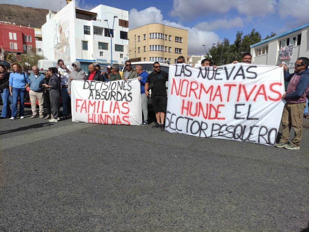 El sector pesquero canario se planta: “No se puede legislar desde Europa sin conocer el mar”