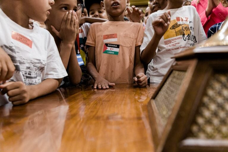 El programa ‘Vacaciones en Paz’ busca familias españolas para acoger a 4.000 niños saharauis este verano