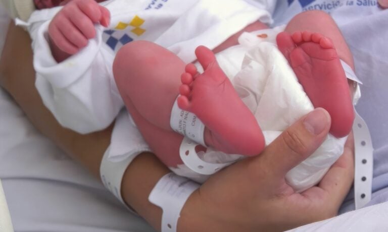 El primer bebé de 2026 en Canarias nace en La Palma a los siete minutos de la medianoche