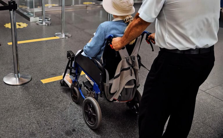 Intentó embarcar con su esposa fallecida sin saber que había muerto