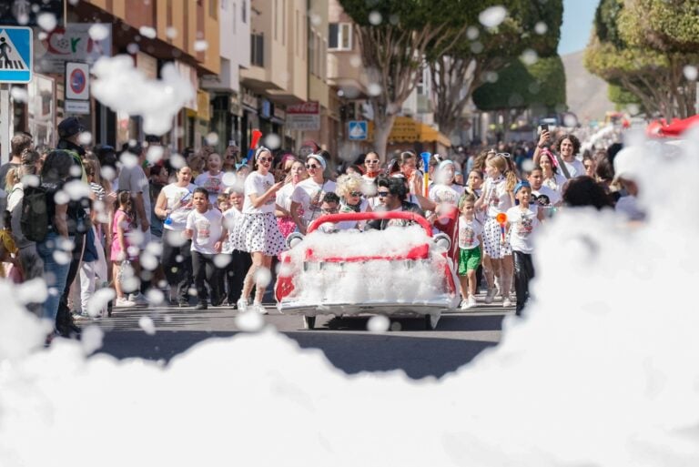 El puente aéreo del carnaval: 160.000 asientos extra para viajar a Canarias en febrero