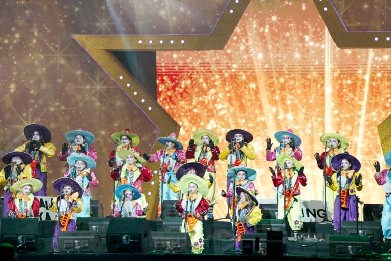 Los Gambusitos repasan el agua, las obras eternas y las playas sucias con humor mexicano