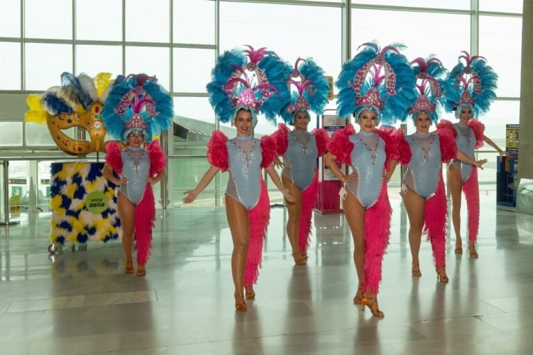 Comparsas y drag queens reciben a los turistas en el aeropuerto de Fuerteventura con el espíritu del carnaval