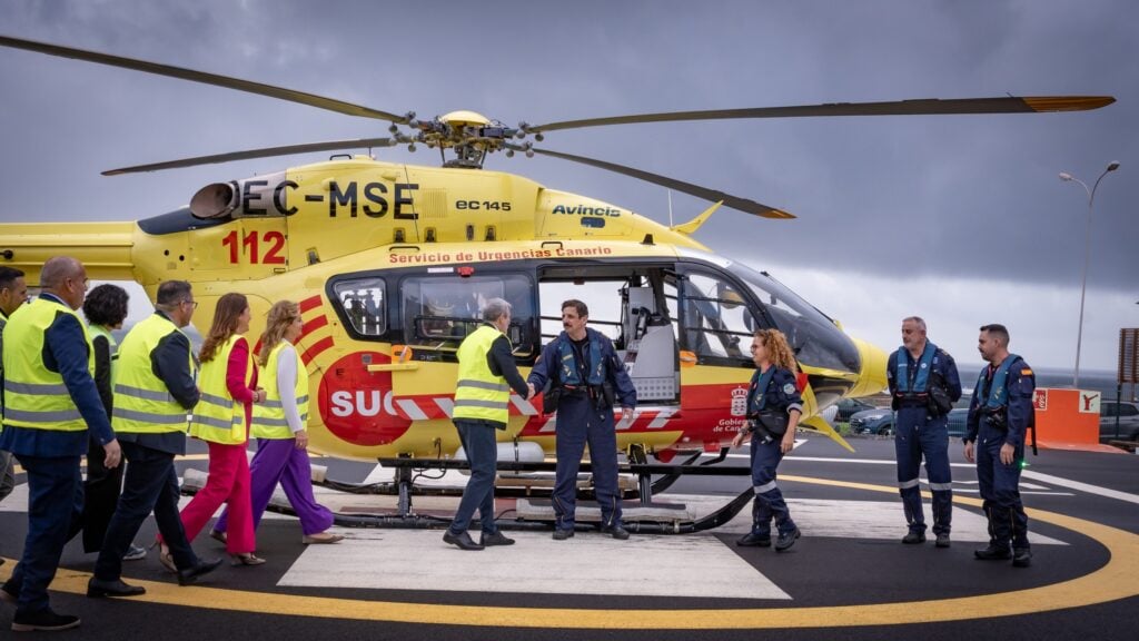 Fuerteventura celebra la llegada de su primer helicóptero medicalizado tras años de reivindicaciones