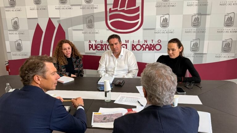 Puerto del Rosario y VISOCAN trazan una hoja de ruta para impulsar la vivienda pública en el municipio