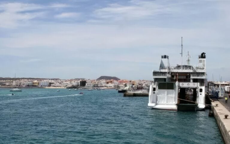 Los pescadores de Corralejo alertan del riesgo en el muelle y reclaman un contradique: “Si entra el sureste con temporal, estaremos expuestos a un desastre”