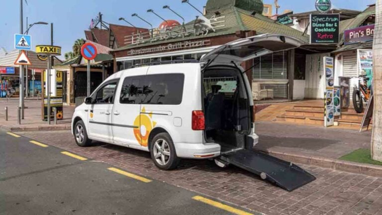 La Oliva refuerza su flota de taxis accesibles con seis nuevas licencias para personas con movilidad reducida