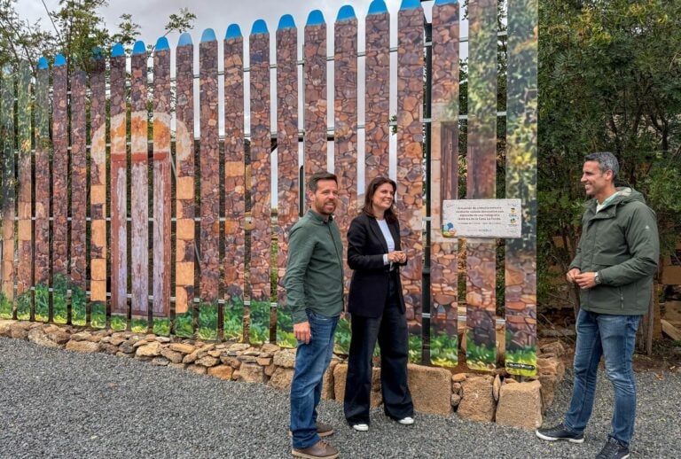 La Oliva transforma la entrada del municipio con la renovación del vallado de la Casa de la Fonda