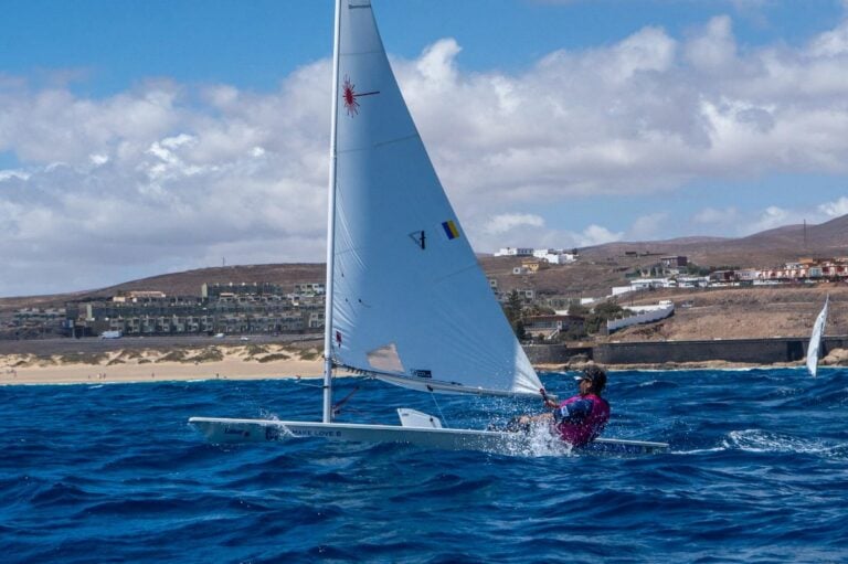 El Trofeo Puerto Cabras reúne a los mejores regatistas de Fuerteventura en una jornada espectacular
