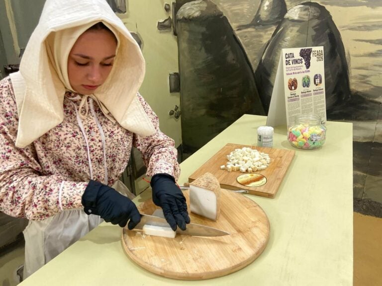 Puerto del Rosario revive la mirada de Olivia Stone en FEAGA con un stand que fusiona historia, arte y gastronomía local