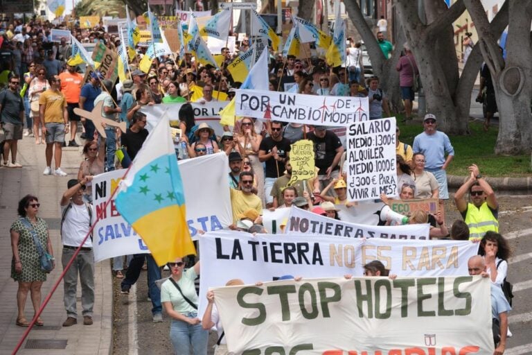 ‘Canarias Tiene un Límite’ exige una moratoria turística «urgente» y recuerda que el colapso del archipiélago lleva más de 30 años sin freno