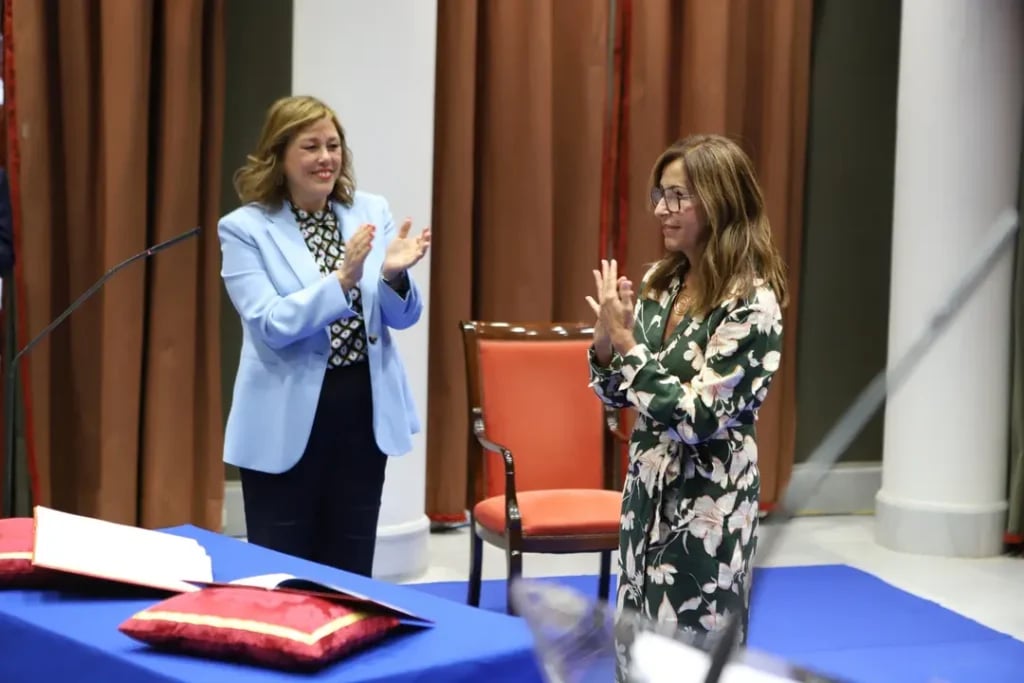 La presidenta del Parlamento, Astrid Pérez, durante la toma de posesión de la Diputada del Común, Dolores Padrón