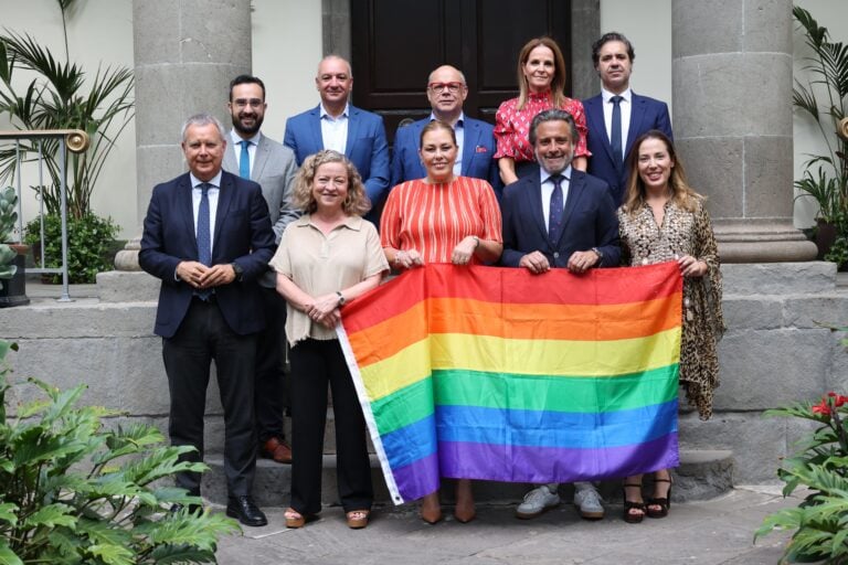 Miembros de la Mesa y Junta de Portavoces con la bandera del orgullo gay