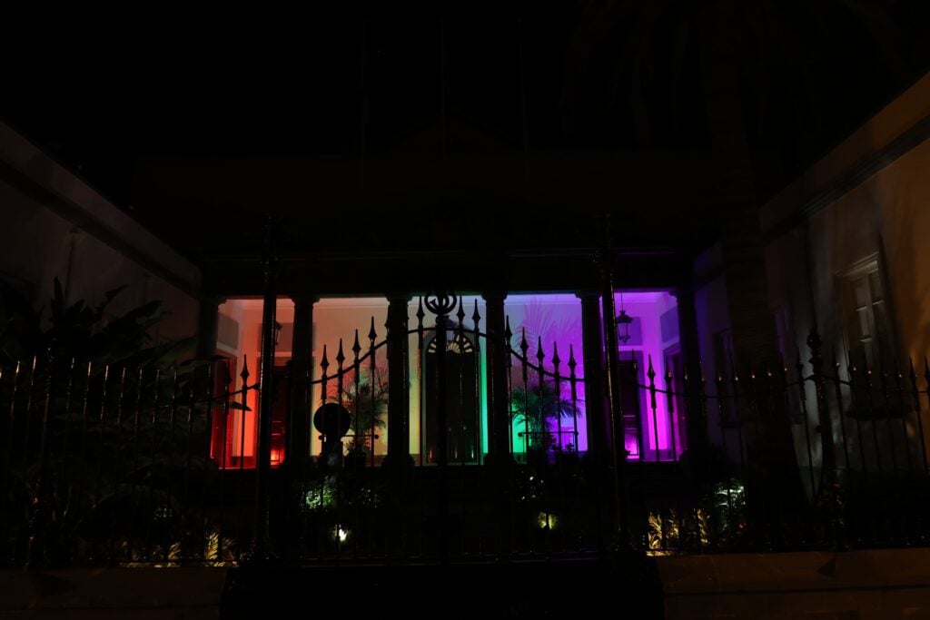 Fachada del Parlamento iluminada con motivo del Día del Orgullo