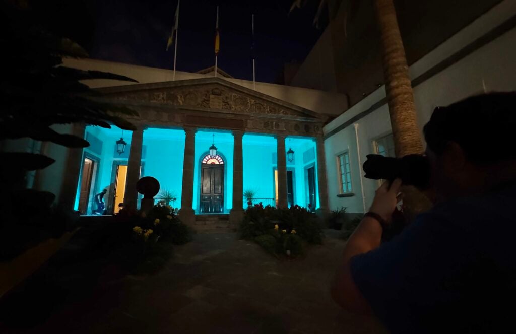 Fachada del Parlamento iluminada de color turquesa