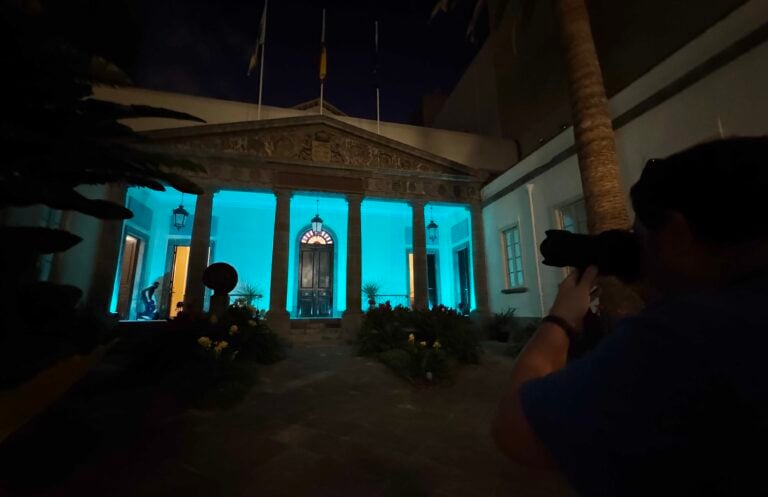 Fachada del Parlamento iluminada de color turquesa