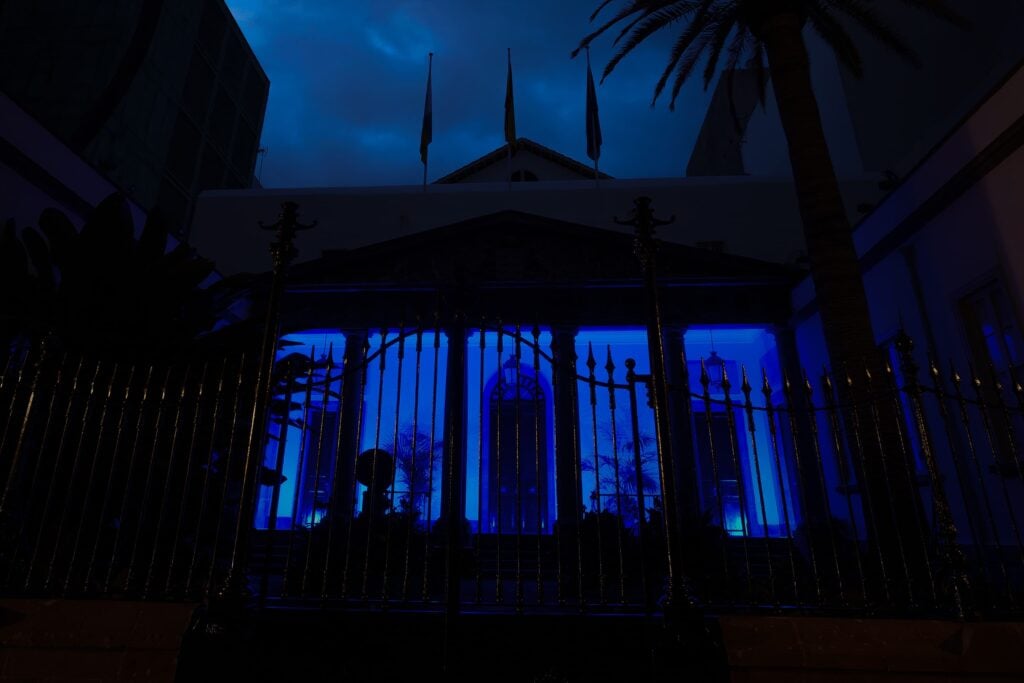 Fachada del Parlamento de Canarias, iluminada de color azul