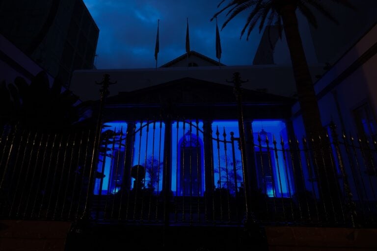 Fachada del Parlamento de Canarias, iluminada de color azul