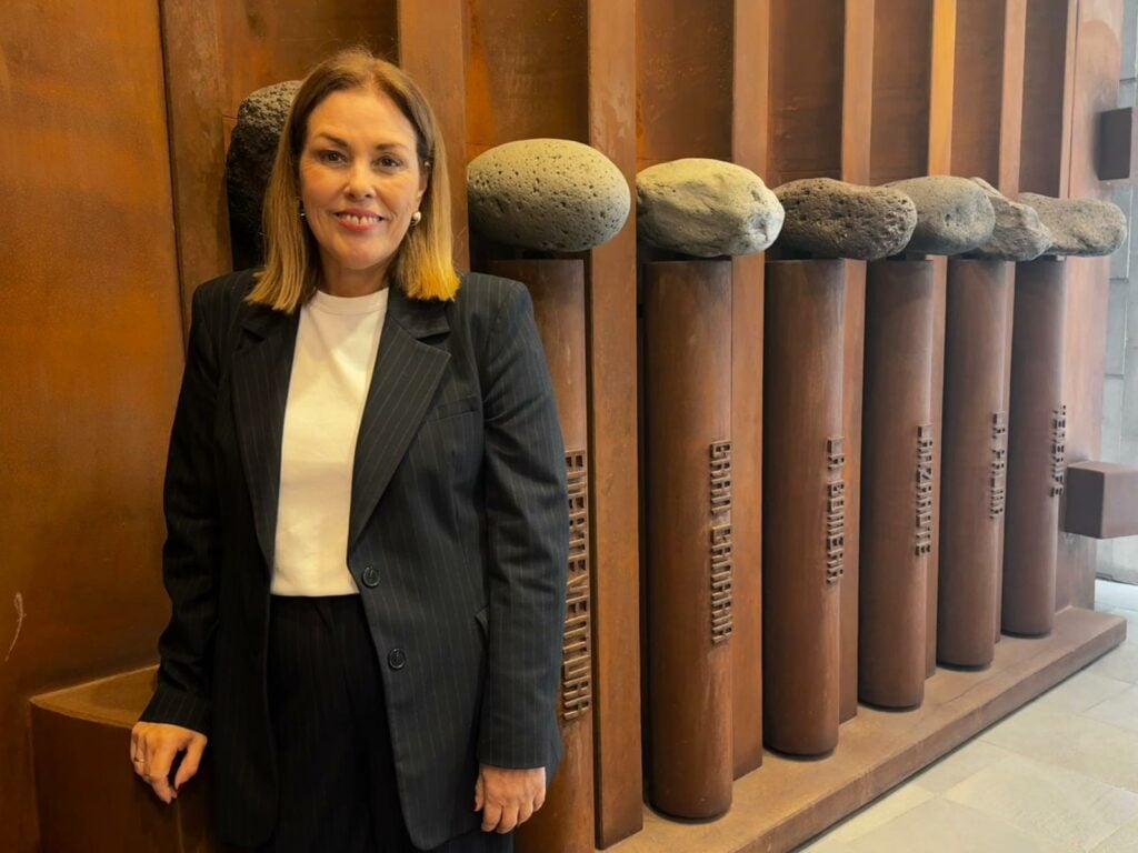 La presidenta del Parlamento canario, Astrid Pérez, junto a la escultura de José Abad