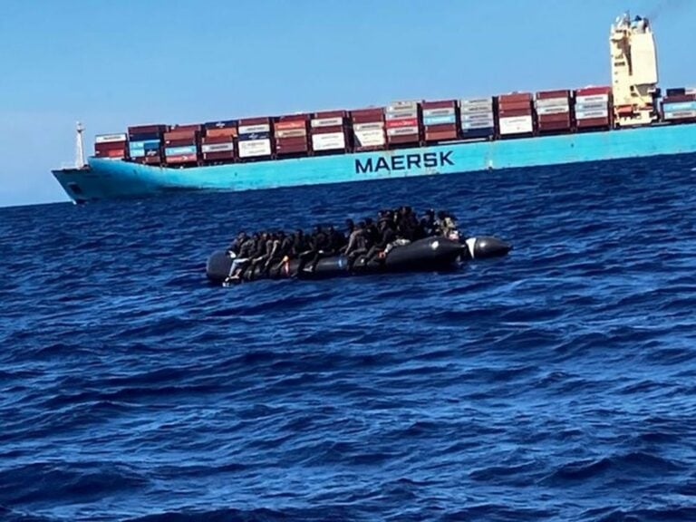 Salvamento Marítimo rescata a 60 inmigrantes, entre ellos un niño, en aguas al sureste de Fuerteventura