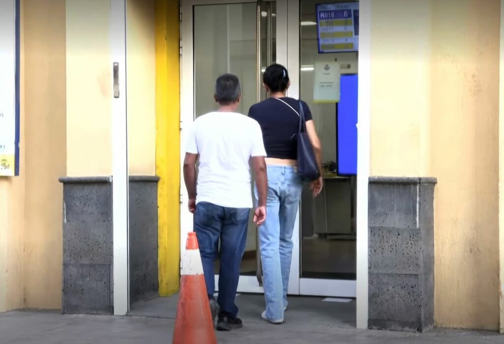 Correos convierte un proceso histórico para los migrantes en un ejemplo de improvisación: solo 21 oficinas para toda la provincia de Las Palmas