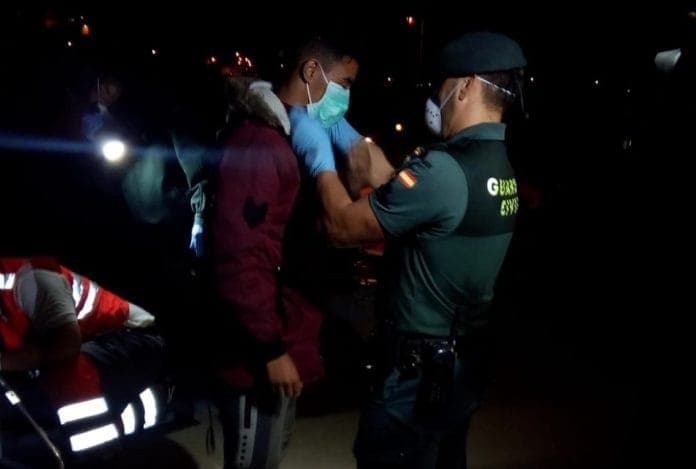 Llegan a Fuerteventura 51 inmigrantes tras ser rescatados de una patera