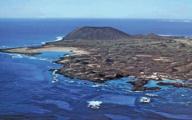 El Cabildo invita a disfrutar de Lobos «con responsabilidad» a través de un mensaje en las embarcaciones