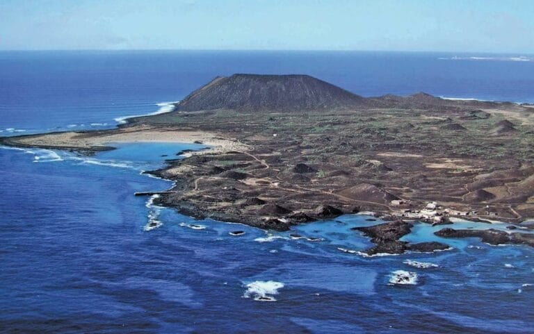 El Cabildo invita a disfrutar de Lobos «con responsabilidad» a través de un mensaje en las embarcaciones