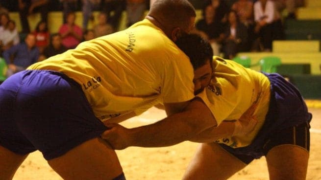 El terrero se adapta: nueva jornada de lucha canaria para personas con diversidad funcional