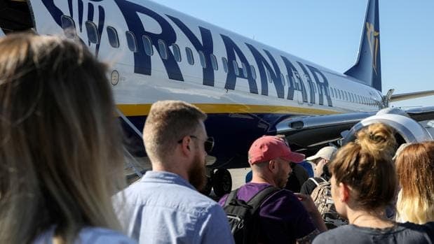Ryanair emprende acciones penales contra un viajero desalojado en Canarias tras fingir ser diplomático