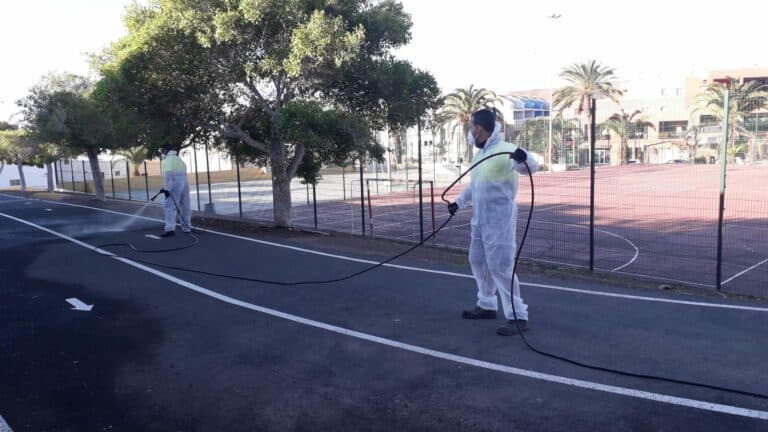 Pájara desinfecta diariamente las zonas más concurridas del municipio