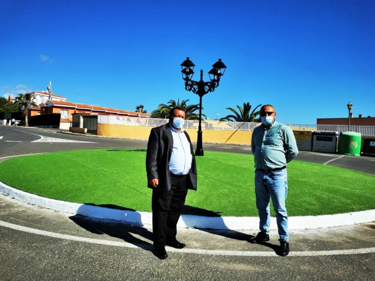 El ayuntamiento embellece las rotondas de Costa de Antigua