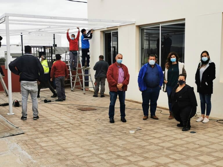 Pérgolas de sombra y descanso en todos los centros escolares de Antigua