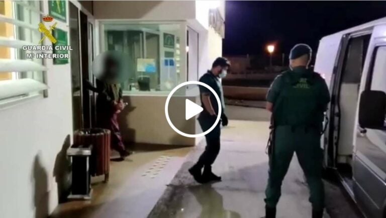 Más de 20 personas de fiesta en una villa de El Cotillo que acaba con dos agentes heridos