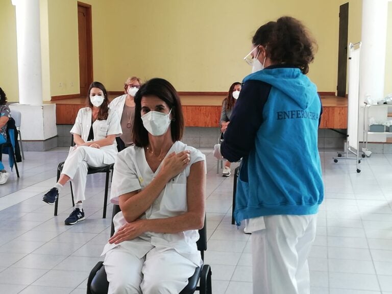 Sanidad comienza a vacunar contra la COVID-19 al personal sanitario del SCS