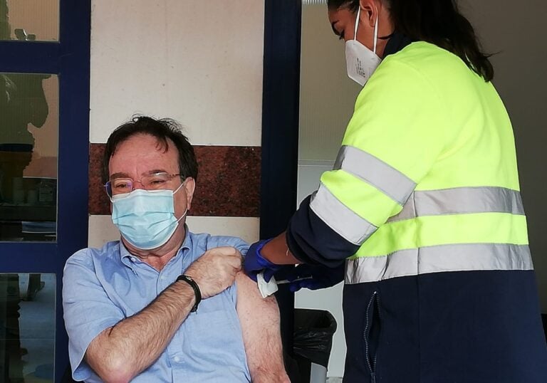 Amós García sorprende con los efectos secundarios que ‘padece’ tras ponerse la vacuna