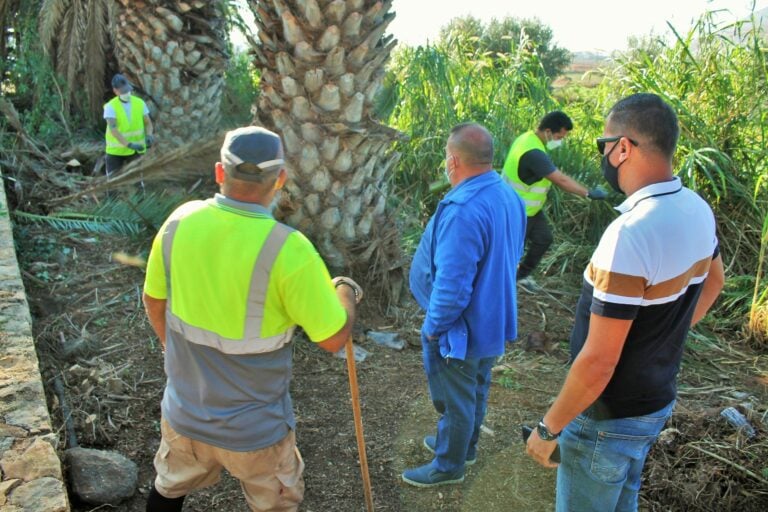 Cuatro cuadrillas de limpieza recorren todo el municipio de Antigua