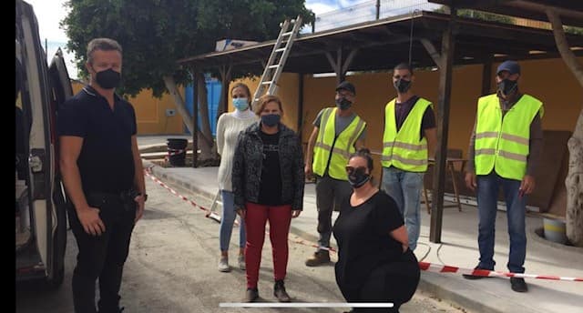 El Cabildo instala pérgolas y techados en más de 20 centros educativos