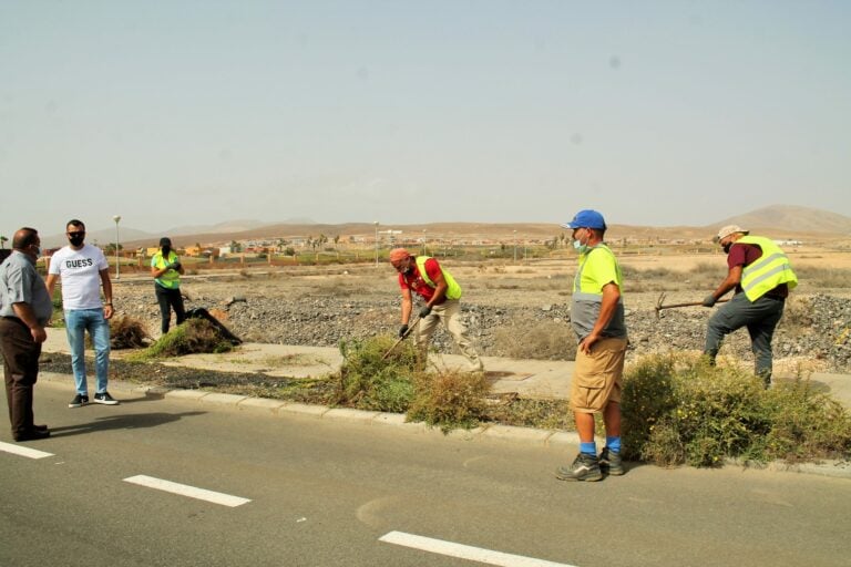 Cinco cuadrillas de trabajo limpian arcenes por todo el muncipio