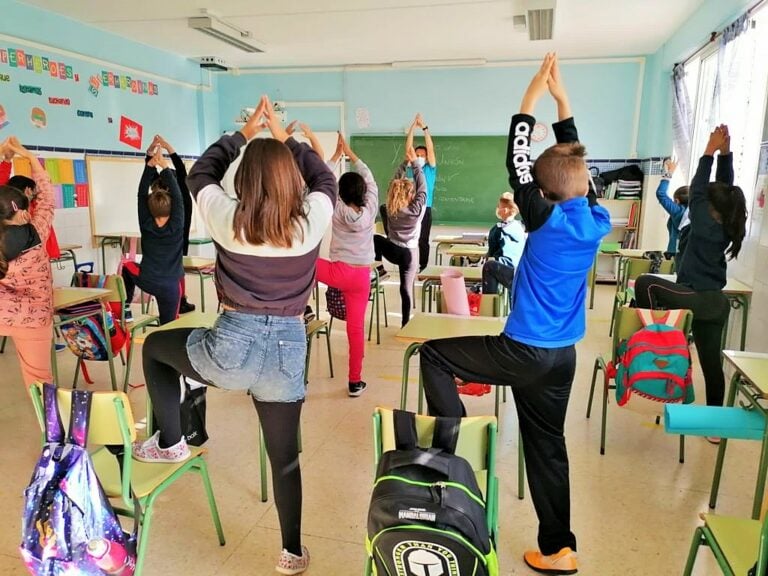 El Yoga como técnica deportiva y de relajación llega a los centros de estudio de Antigua