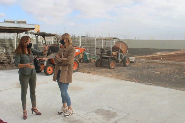 44 desempleados desarrollan labores en colegios e institutos de la Isla